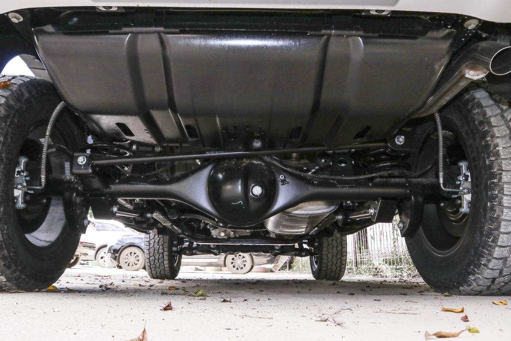 北汽bj40悬浮车顶,新款北京bj40黑色悬浮顶