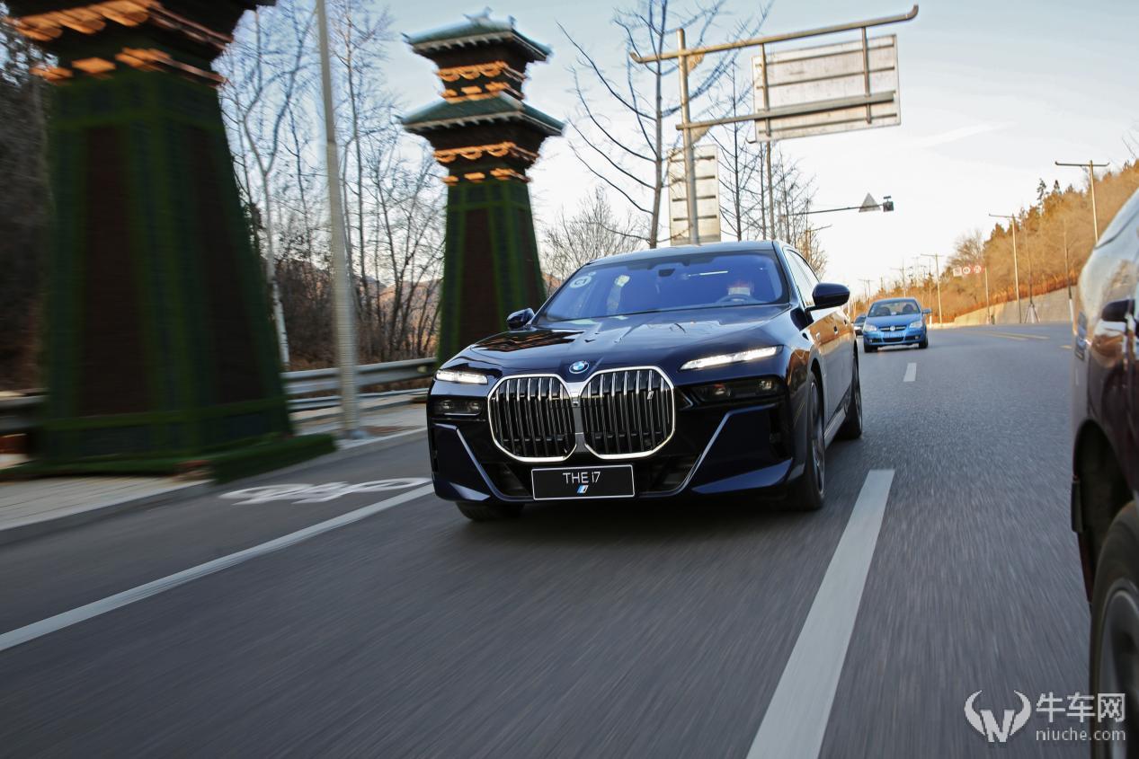 强者的自我颠覆试驾宝马i7xDrive60L