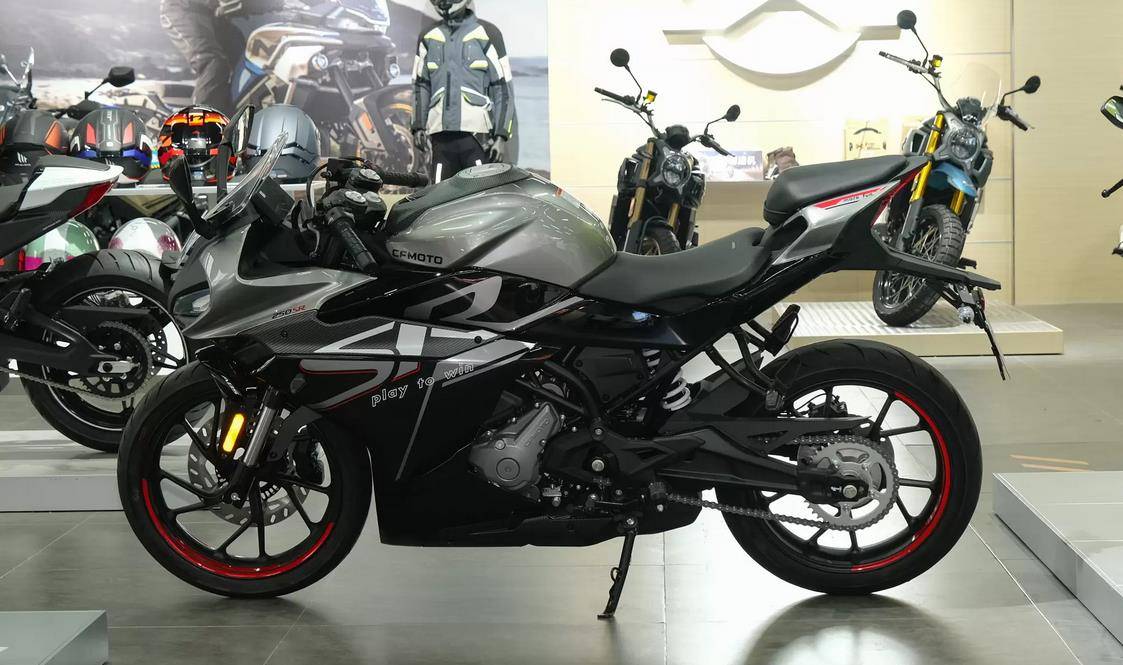 大排量可上高速的平民摩托跑车,新手最好驾驭的四缸摩托车跑车