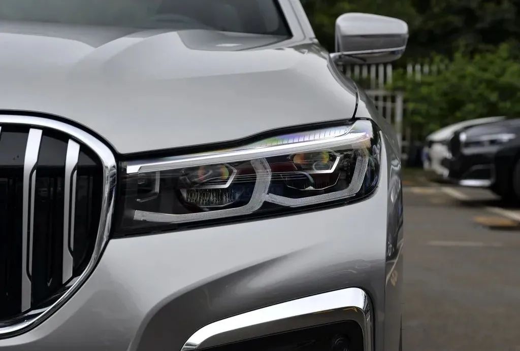 宝马各个配置的大灯,宝马升级最新款大灯