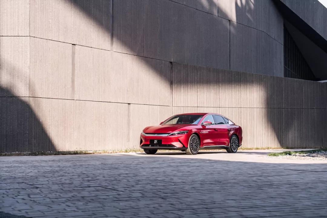 友商看了集体沉默，双优安全只是汉EV秀出的肱二头肌