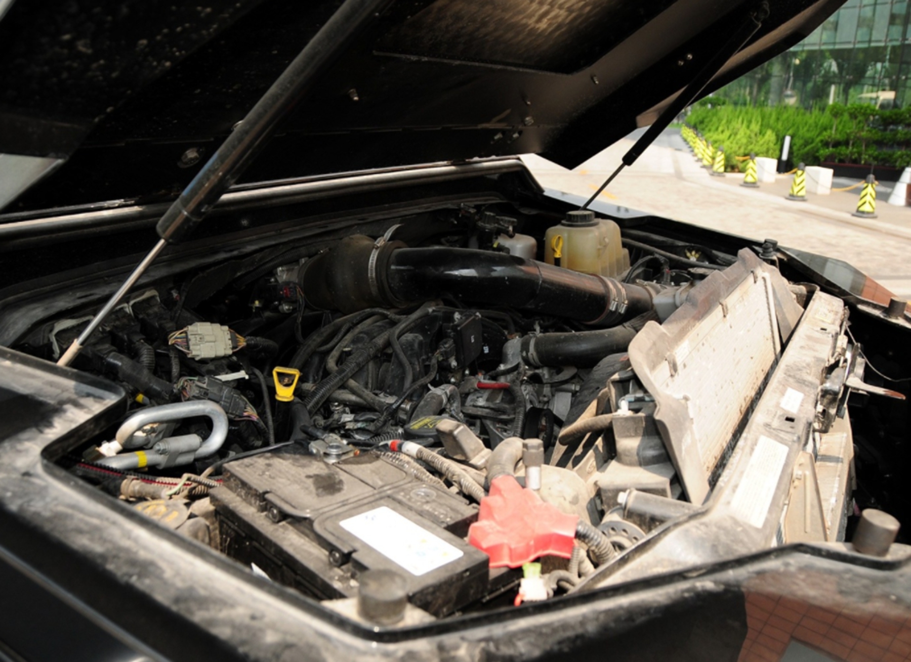 兰州偶遇1500万豪车，百公里油耗60升，外观酷似玩具车