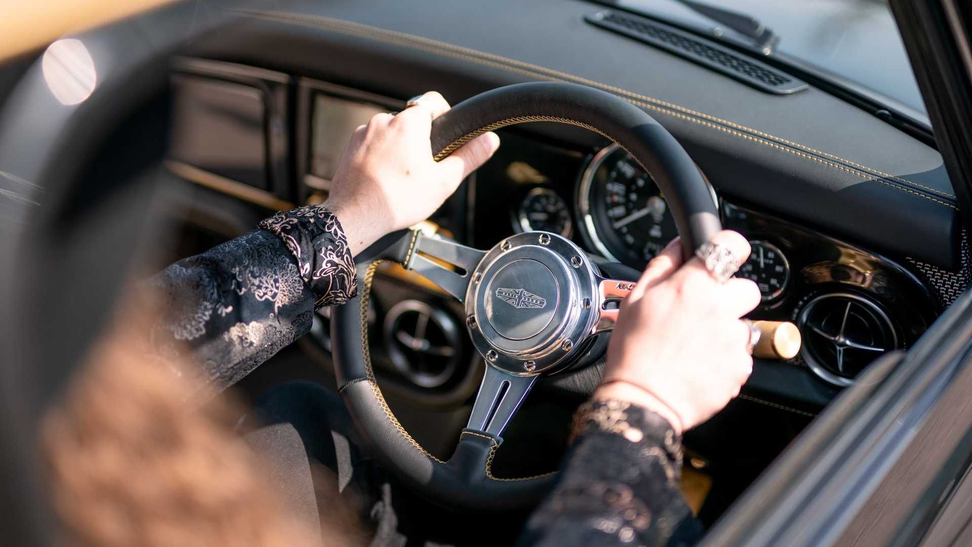 广场舞也能玩摇滚,可能你缺了一台mini马歇尔特别版改装车