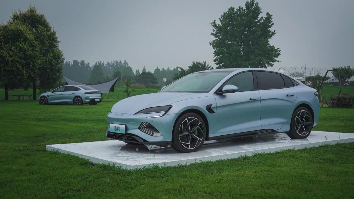 比亚迪海豹技术上的革新,比亚迪推出海豹是在和谁竞争