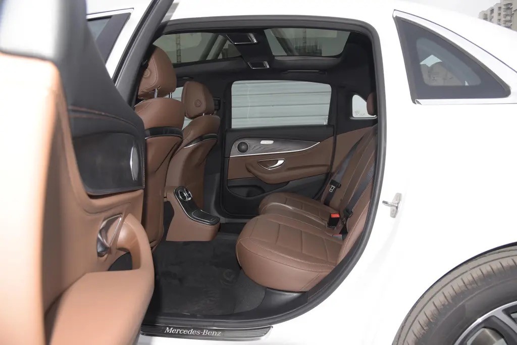 优雅与霸气共存的豪车,奔驰e级2022款300l运动豪华