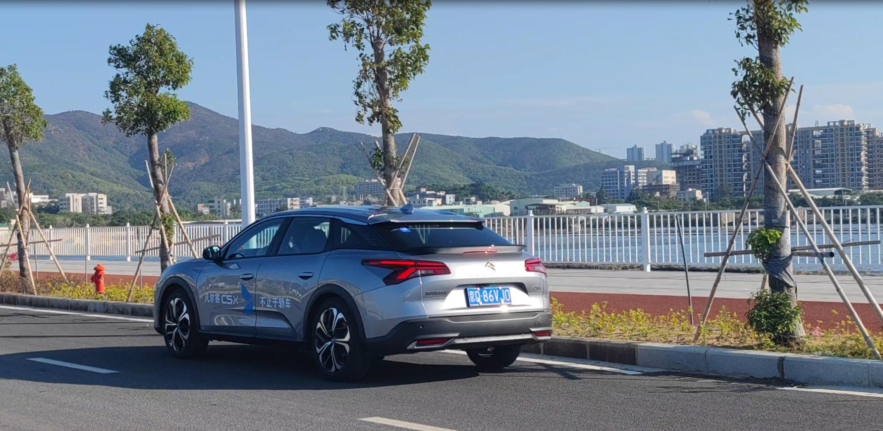 试驾凡尔赛C5X：B级车无疑，车机不难用，变速箱很平顺！