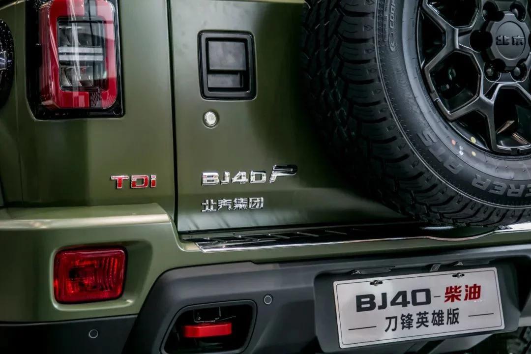 国产硬派越野bj40英雄版上市了,刀锋柴油版bj40最帅姿态