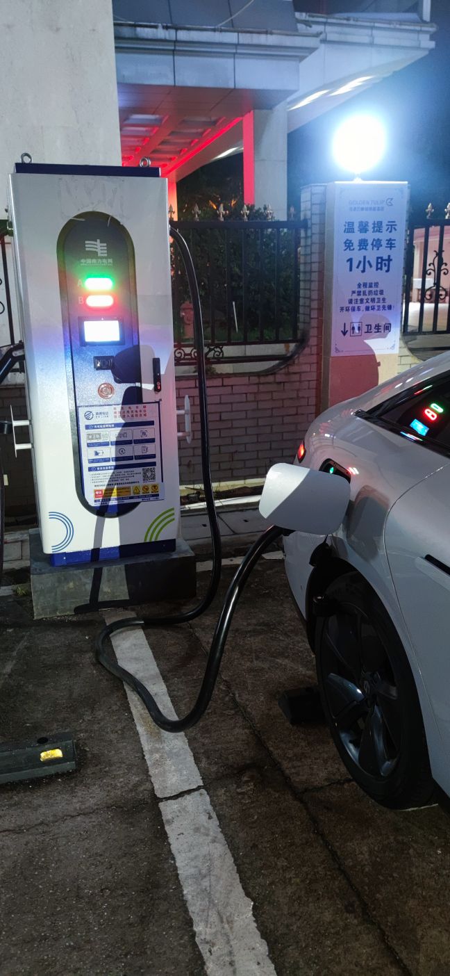 零跑c01和c11哪个空间更大,零跑c01高性能版和性能版区别