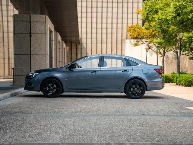 天幕+大空间+14.3英寸屏，荣威i6MAX称得上A+级轿车杠把子