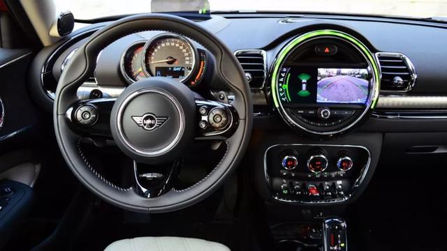 女性开宝马mini给人什么感觉,年轻人第一台车建议选宝马mini吗