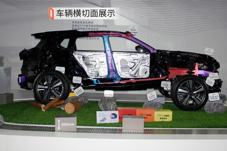 硬派越野车挑战80°c坡,越野挑战90度上坡视频