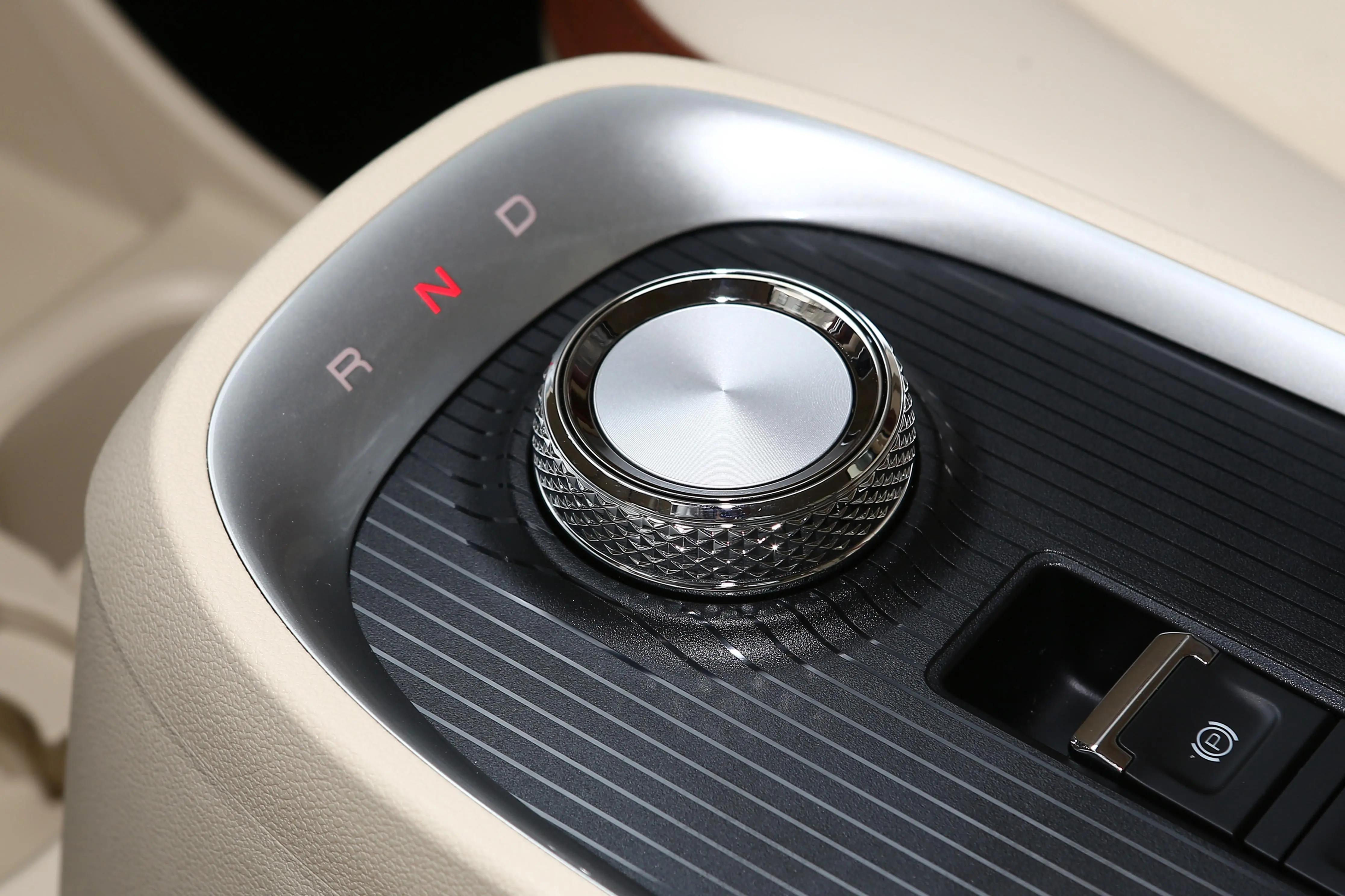 小姐姐开的燃油版车6万超高颜值 (适合小姐姐代步神车)