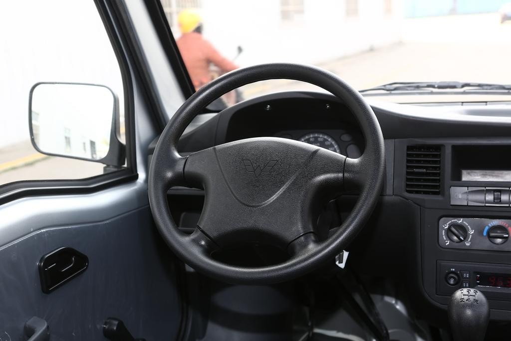 体验2019款五菱之光实用型，配1.2L动力，空间不错，价格很实惠