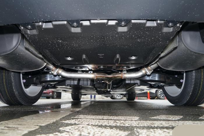 详解丰田凯美瑞，一车双造型，标配10气囊，实惠又省油，你看咋样