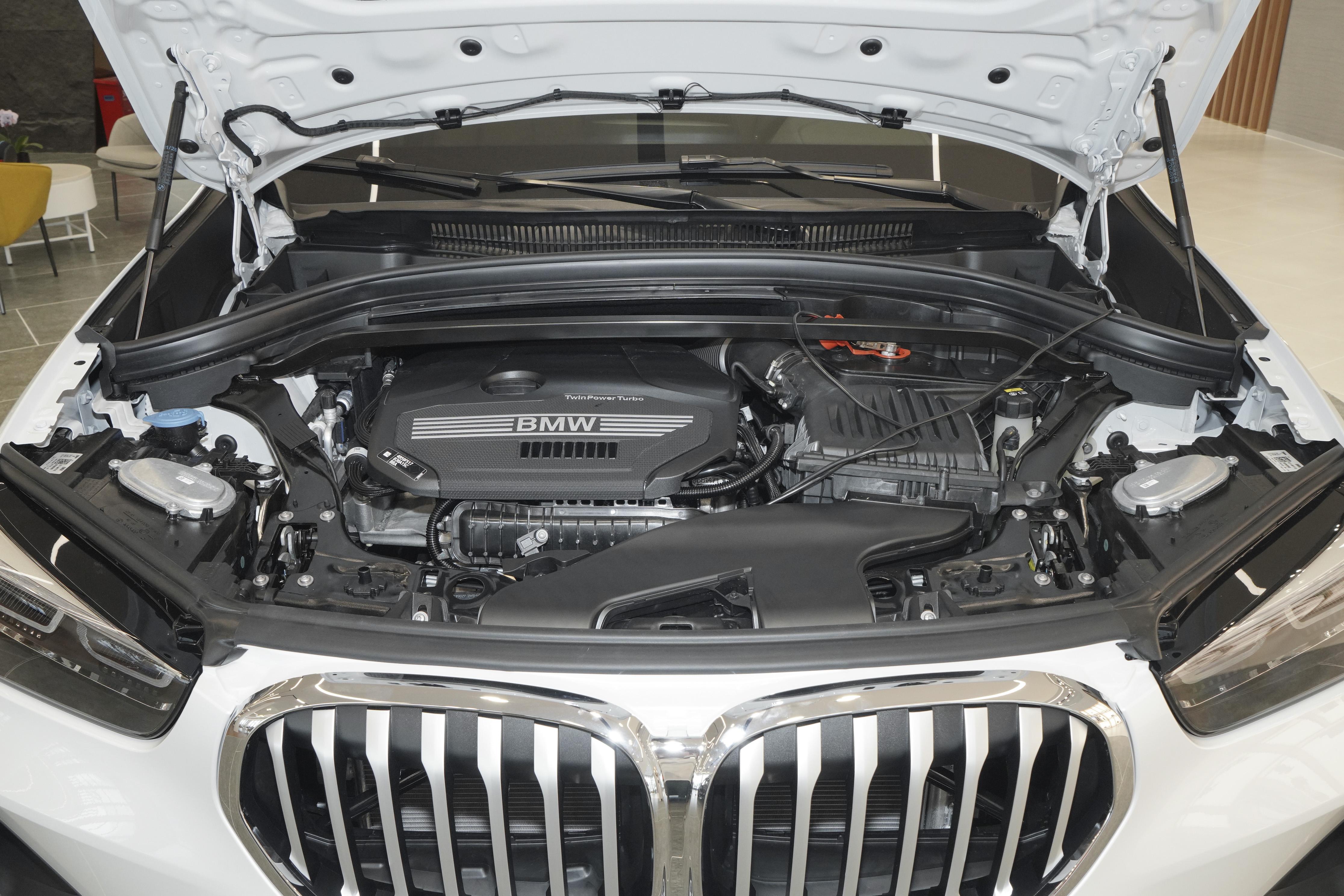 宝马x1天窗一边高一边低,宝马x1天幕关不上怎么办