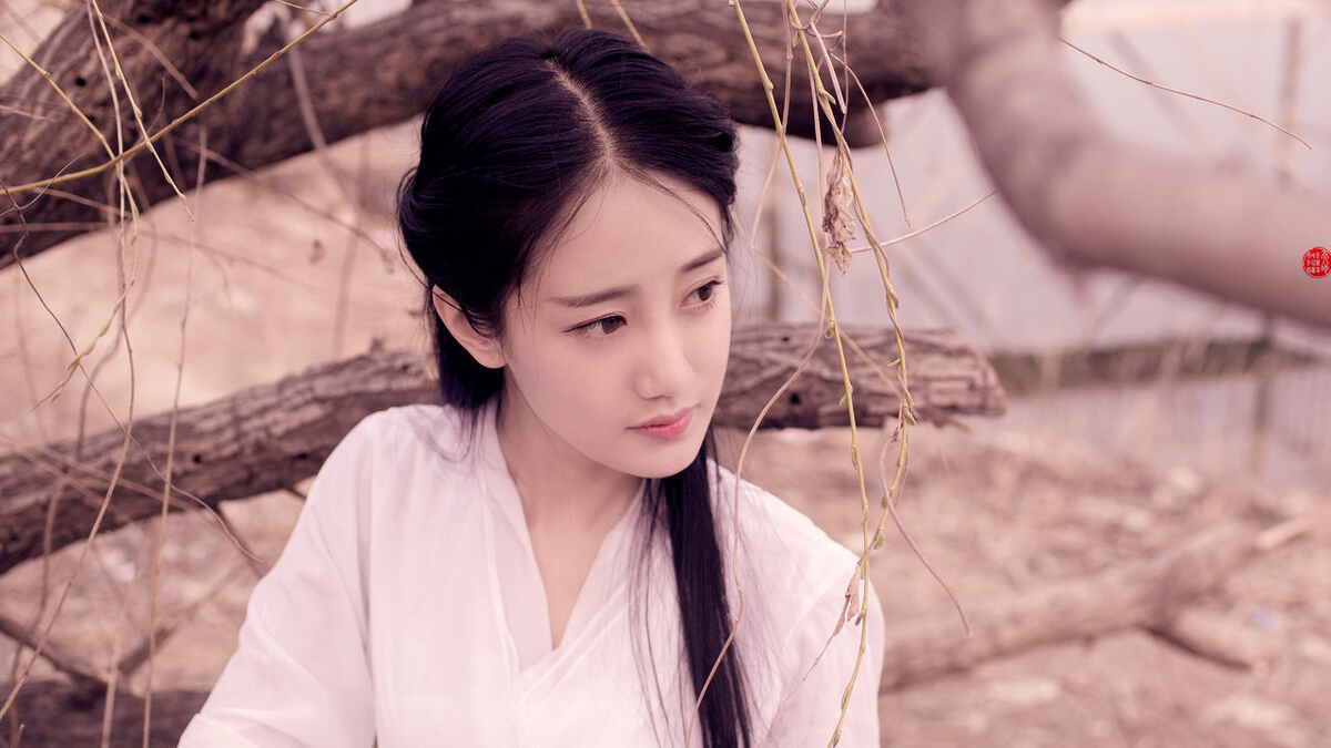 小说里他的桃花眼很魅惑,小说中作者描述的桃花眼