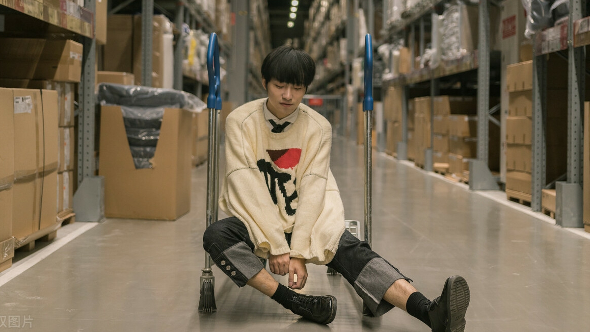 小说：经纪人得知男神偶像对她单相思，暗自庆幸：她还好没眼瞎