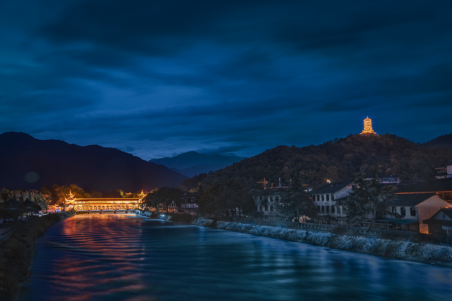 写夏商周朝比较好看的历史书,夏朝到清朝的全套历史书