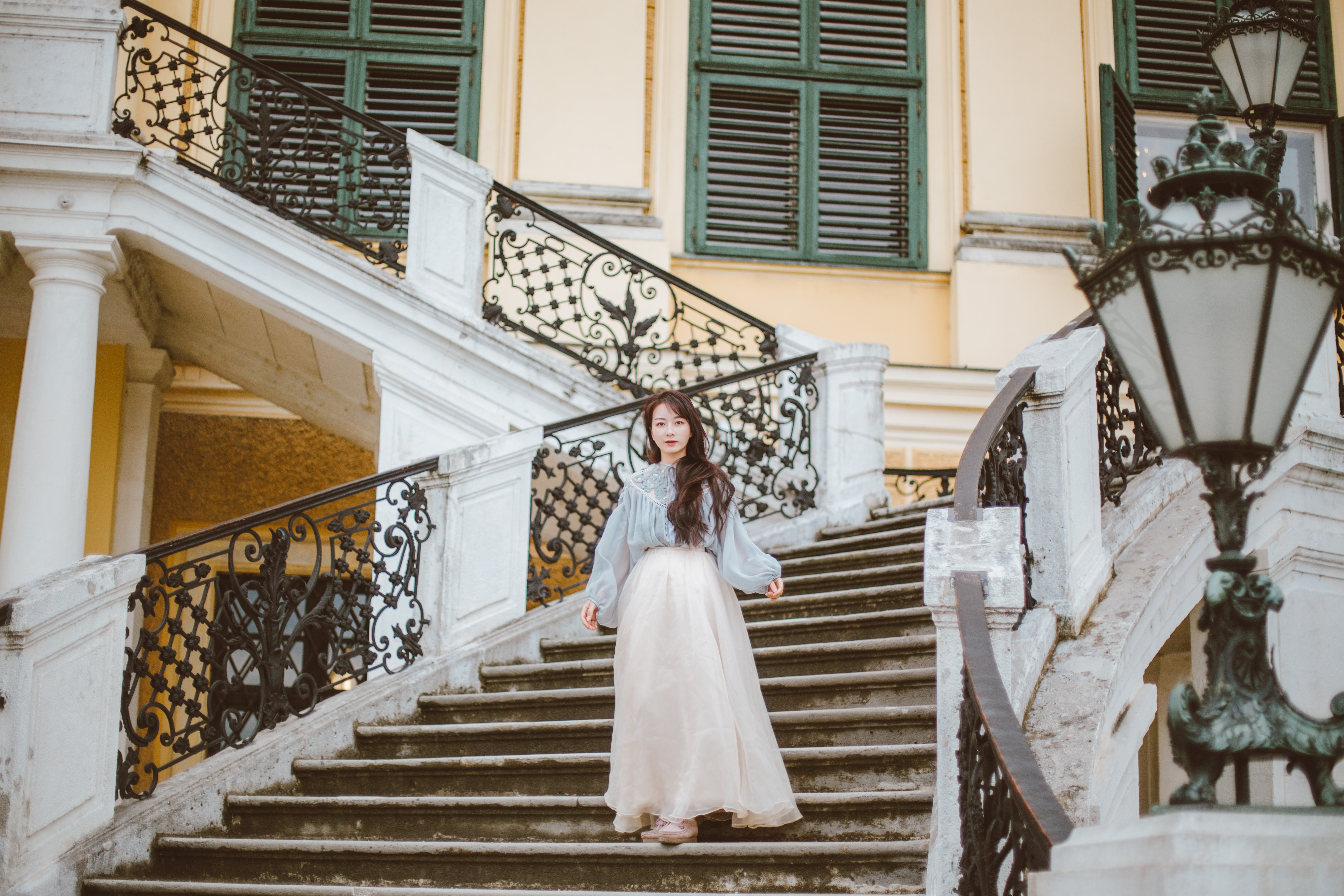 这个黄土高原上的北方小城，三十万男女白天奔忙在大街小巷里