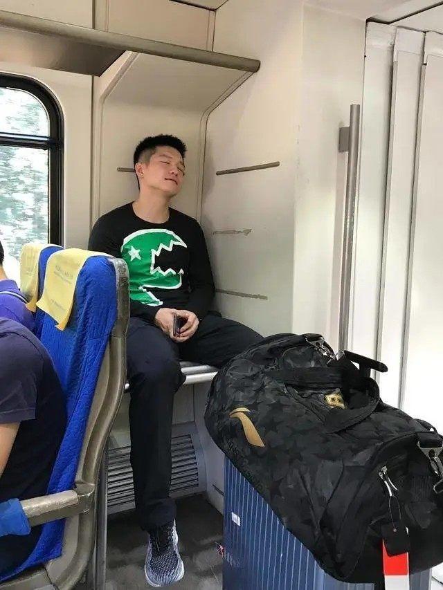 同为国字号出行差别有多大？国足包机国乒却挤地铁，苏炳添最心酸