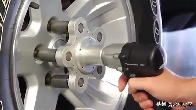 安装汽车轮胎螺丝应该如何操作,轮胎螺栓是怎么固定的