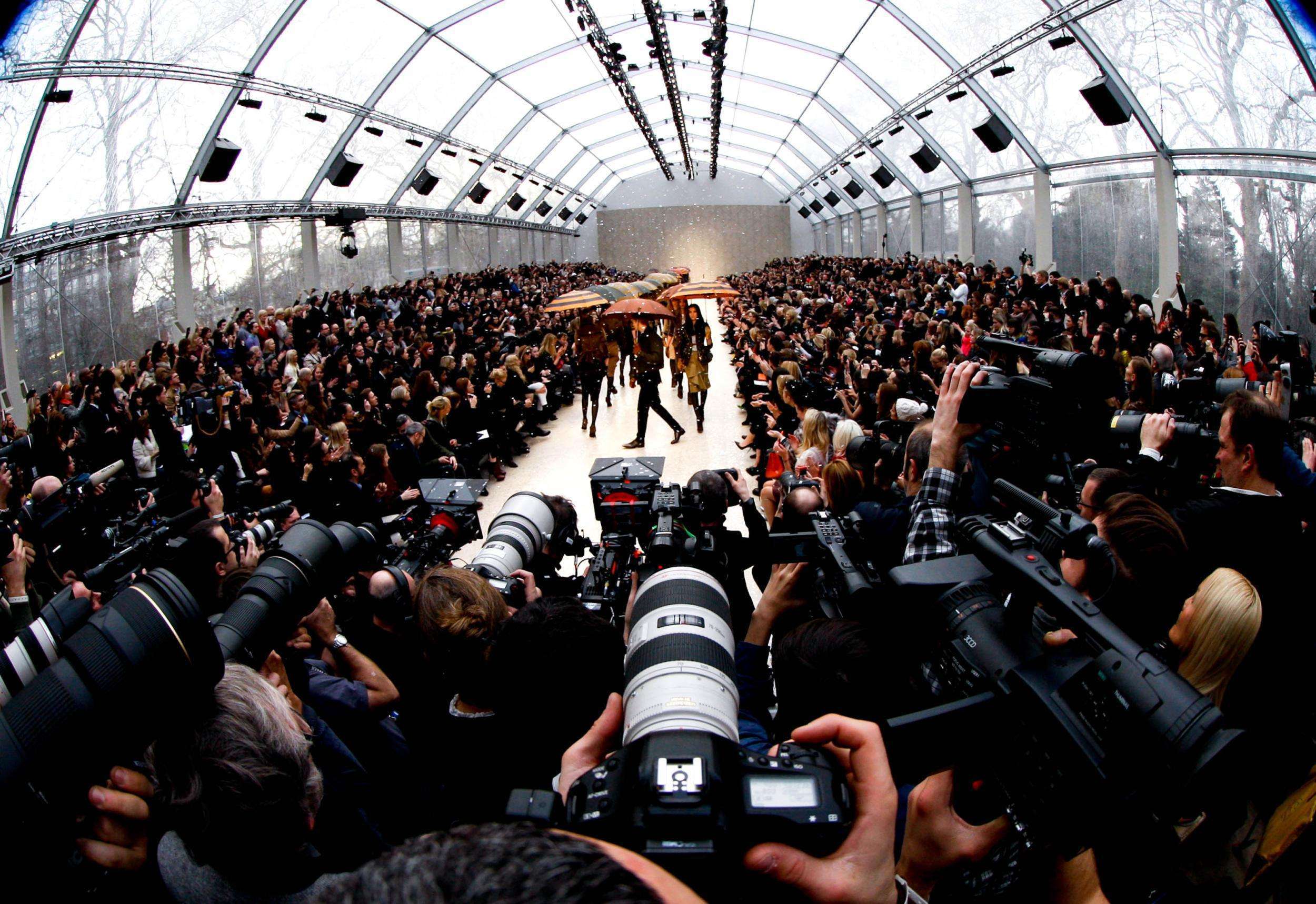 明星参加时装周的着装图片,揭秘明星扎堆时装周