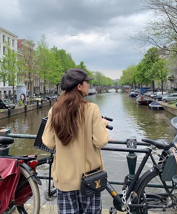 短上衣搭配阔腿裤小姐姐,短上衣高腰阔腿裤