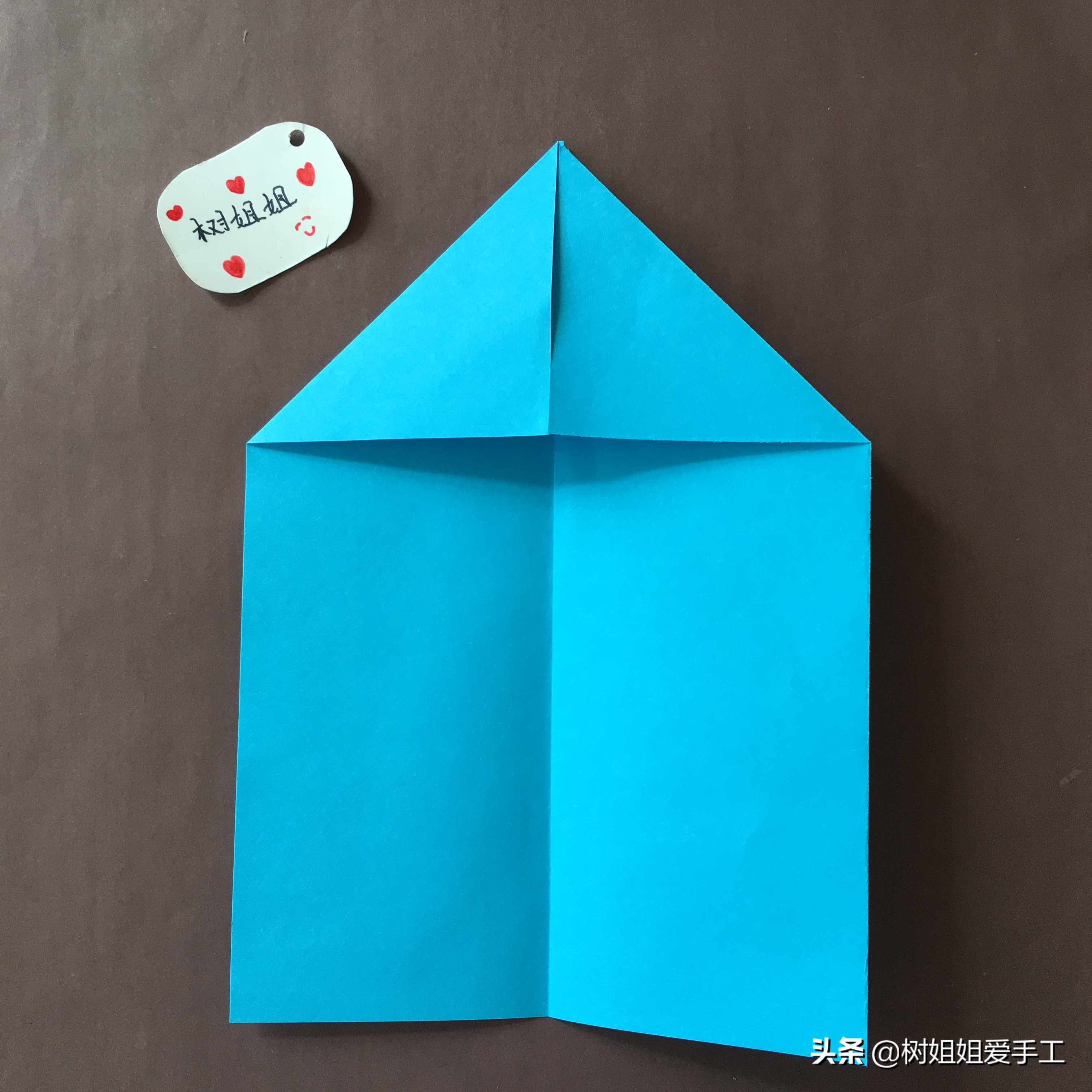 飞机折纸飞得又远又稳折法,正方形折纸飞得最远的纸飞机折法