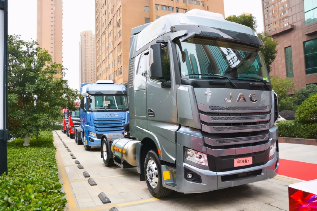 重卡欧曼和德龙哪个好,陕汽重卡和欧曼比