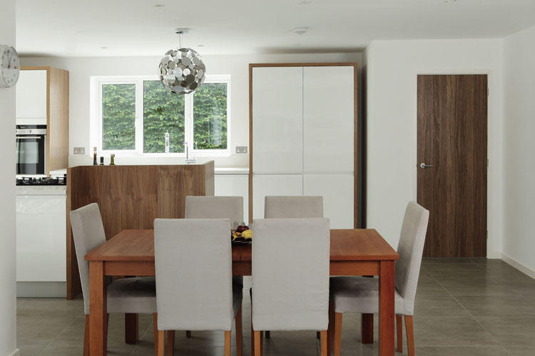 怎么修复白色木桌,坑洼的木桌翻新最佳方法