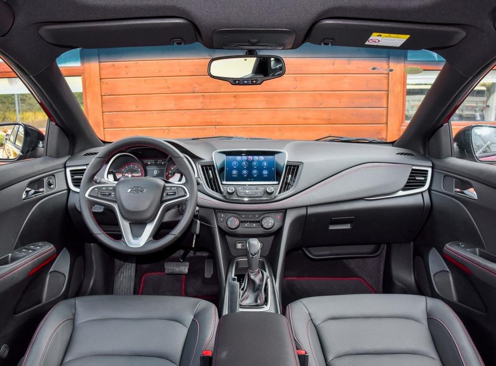 这合资车全系国六,四轮独悬,配车侧预警+电动座椅,已跌破十万