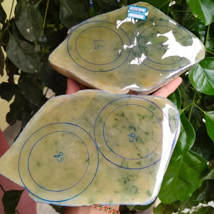 夫妻买下原石,8000元切出8万的翡翠原石