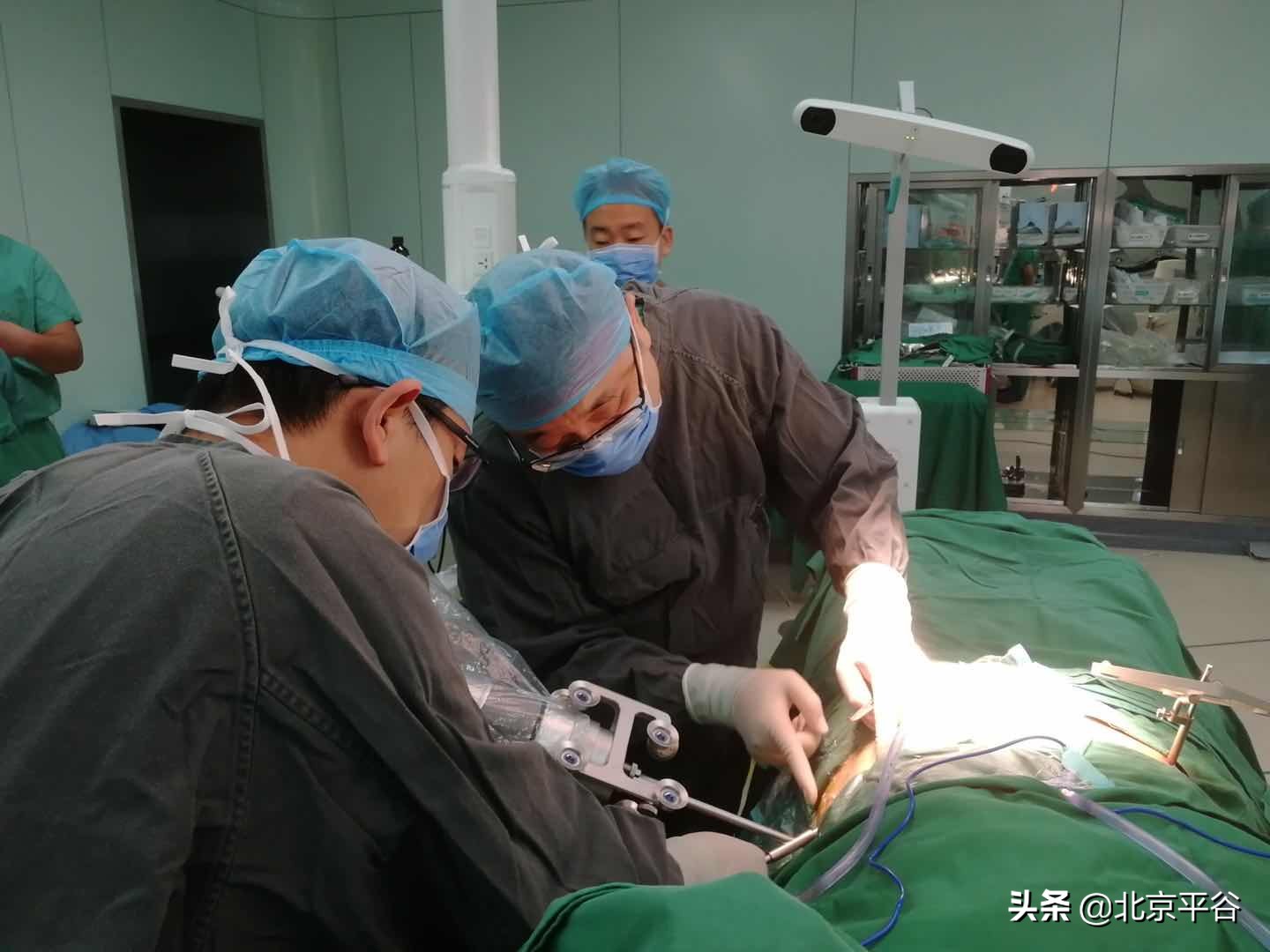 天玑骨科手术机器人操作演示,天玑机器人开创骨科微创先河