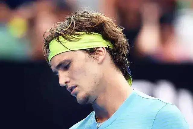 1055块球拍、百余万价值，同样摔拍为何他被称霸道总裁？