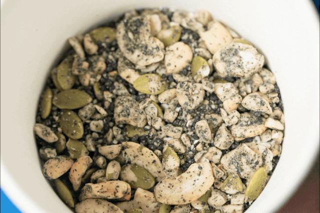 在李佳琪直播间买零食，是个划算的选择吗？