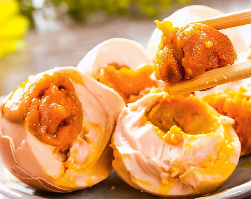 怎么腌制鸡蛋才好吃还出油多,用白酒和盐腌制的鸡蛋几天能出油