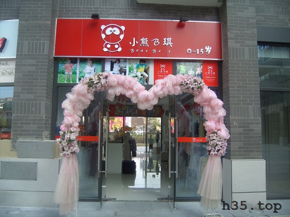 最新童装店双门头装修效果图,童装店怎么装修才有顾客