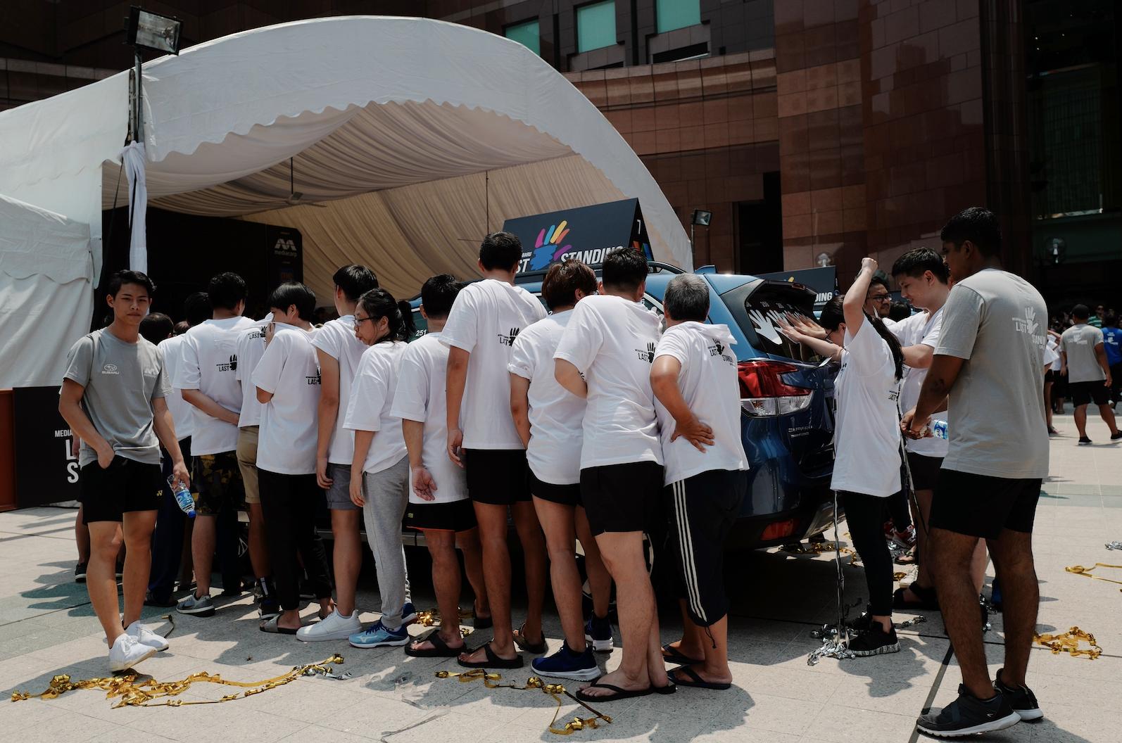 这个人把手摸在车上超过3天3夜赢了一辆车你觉得你行不？