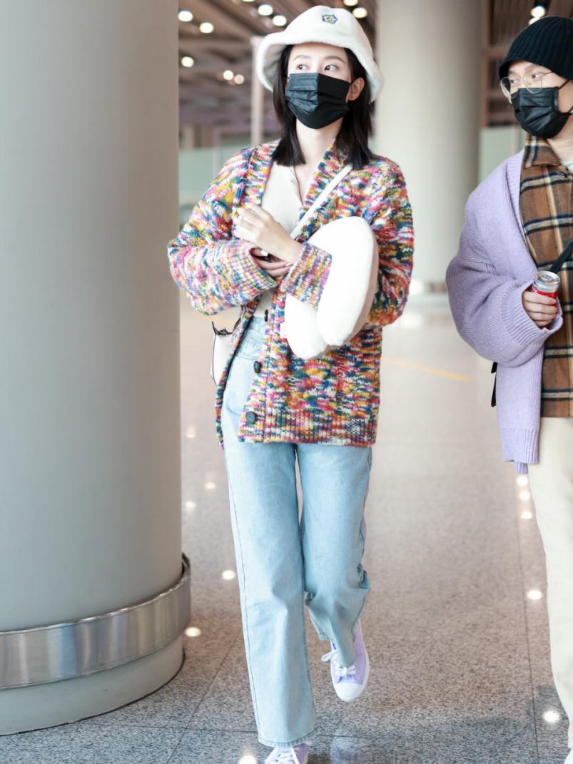 江疏影穿直筒裤好看吗,江疏影身穿白色连体裤时髦减龄