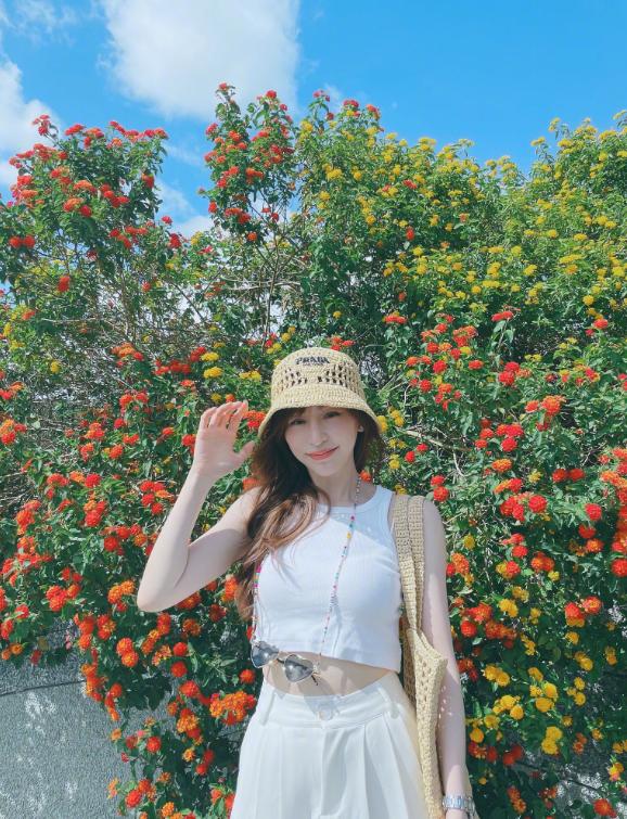 王心凌粉色帽子造型,王心凌穿搭回归现实生活