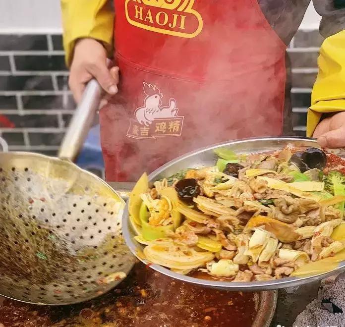 终于被我吃到了！这一锅90年代的麻辣烫，才是咱老成都挂念的市井味啊！