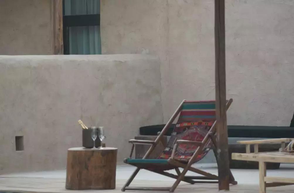 把泳池搬进沙漠,圈黄河做庭院,一个男人的西部世界,可以有多野