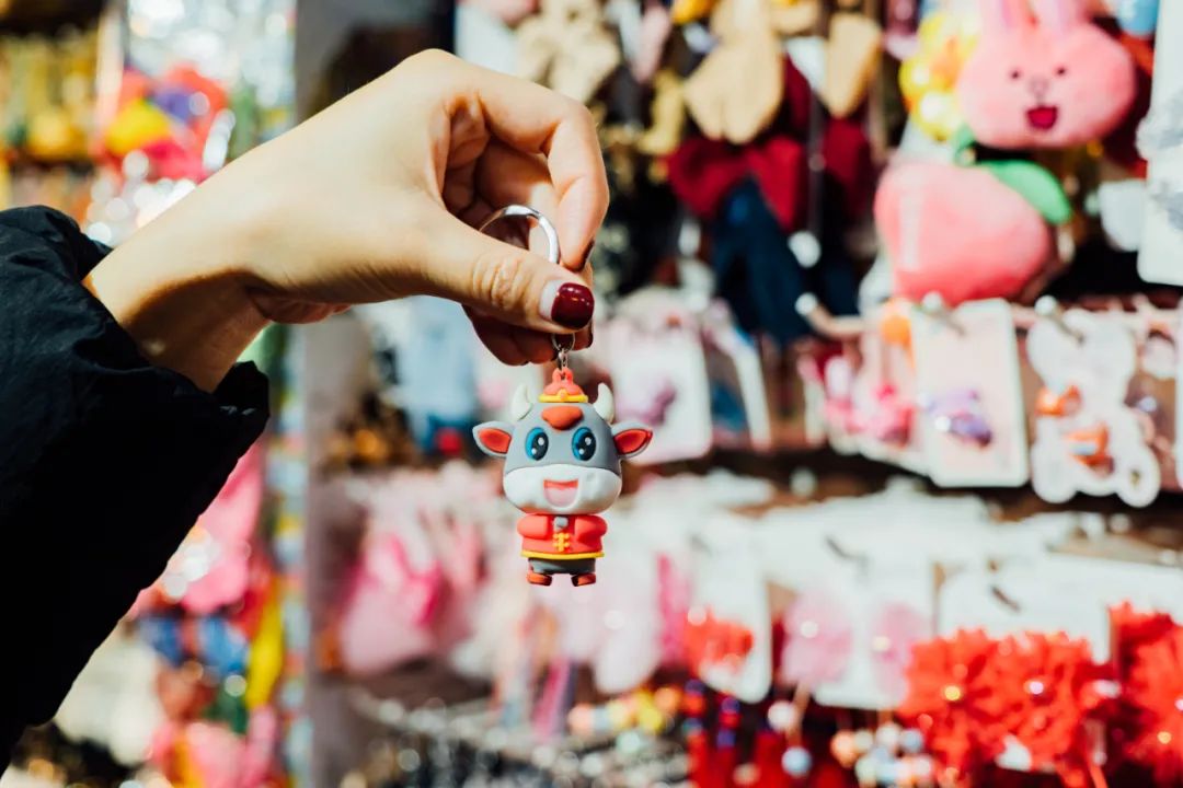 活着的两元店,2块钱能买啥?