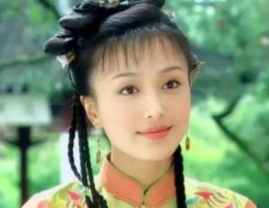 冻龄女神秦岚蕙质兰心气质出众,秦岚的穿搭一直都是独树一帜