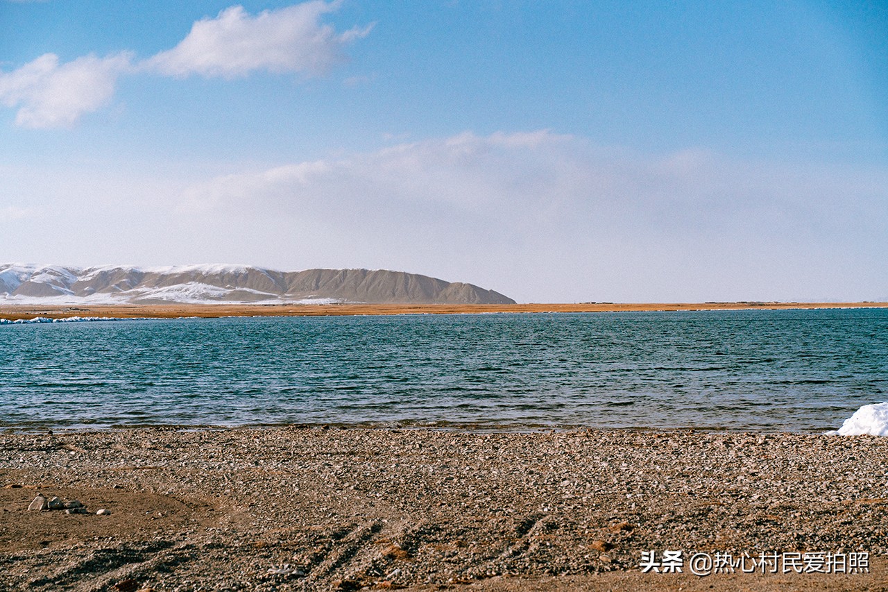 两个小伙去西藏,两个小伙在野外游玩