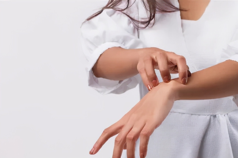 乳腺癌放疗后皮肤溃烂用什么药,放疗皮肤溃烂可以用维生素b12喷吗