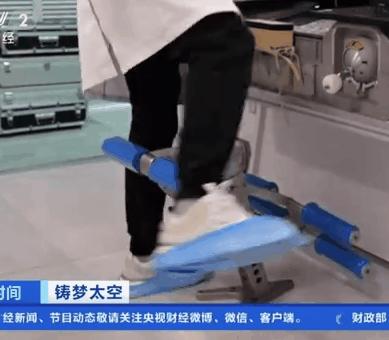 飞机上的马桶别乱用,飞机上的马桶为什么不容易粘