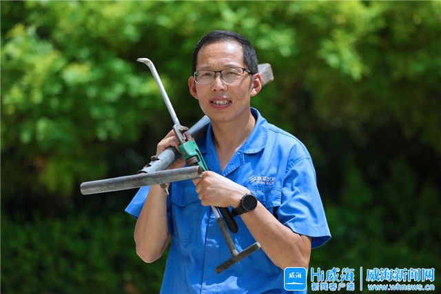 一双伤痕累累布满老茧的手,一双粗糙的手记载着很多酸甜苦辣