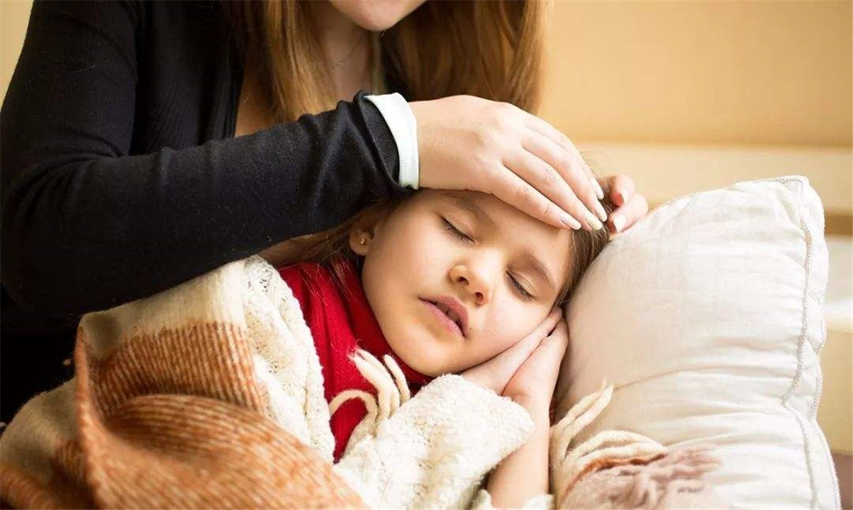 2岁宝宝掉下床后怎么判断没事,2岁多宝宝夜里睡觉摔下床怎么办