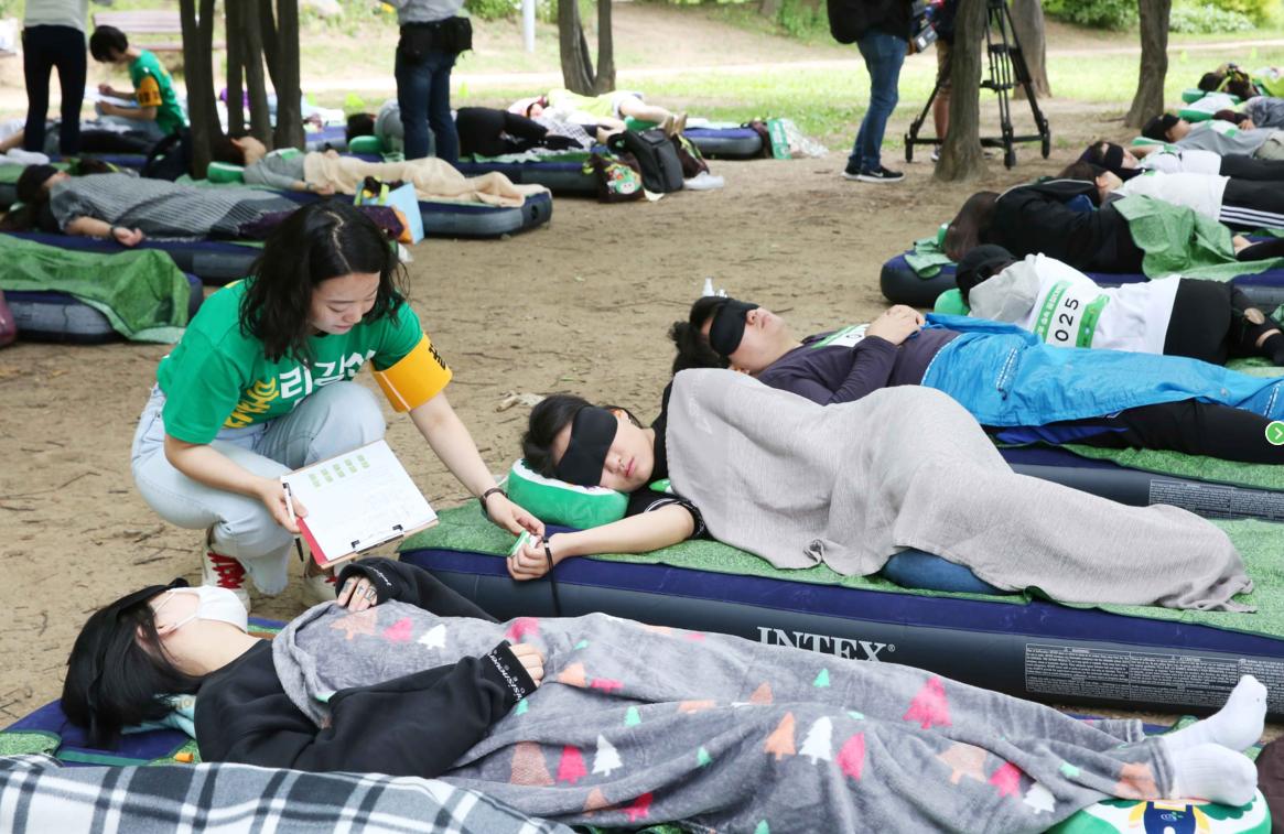 为什么日本人一年四季都穿袜子,日本人睡觉穿什么样的袜子
